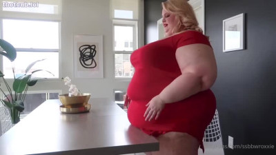 Ssbbw roxxie belly plops on table