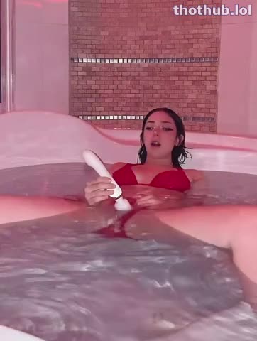 Hanna Punzel cums with vibrator in jacuzzi