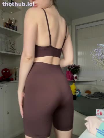 Ahrinyan's butt in leggings