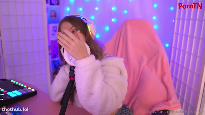 DiddlyDonger - Accidentally Caught Stroking My Cock On Livestream