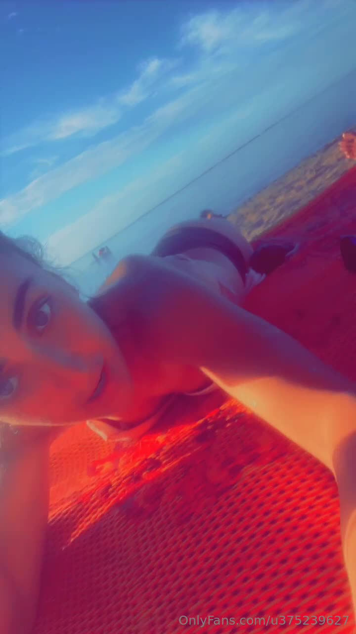 Add me on brookejameson97 if you want to go to the beach hel..