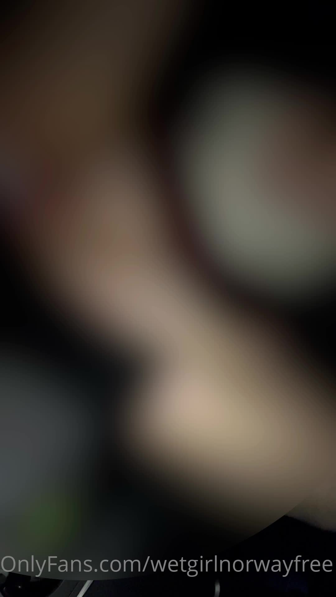 Jeg leker med den selvlysende dildoen min i bilen. Synd det.. part 1