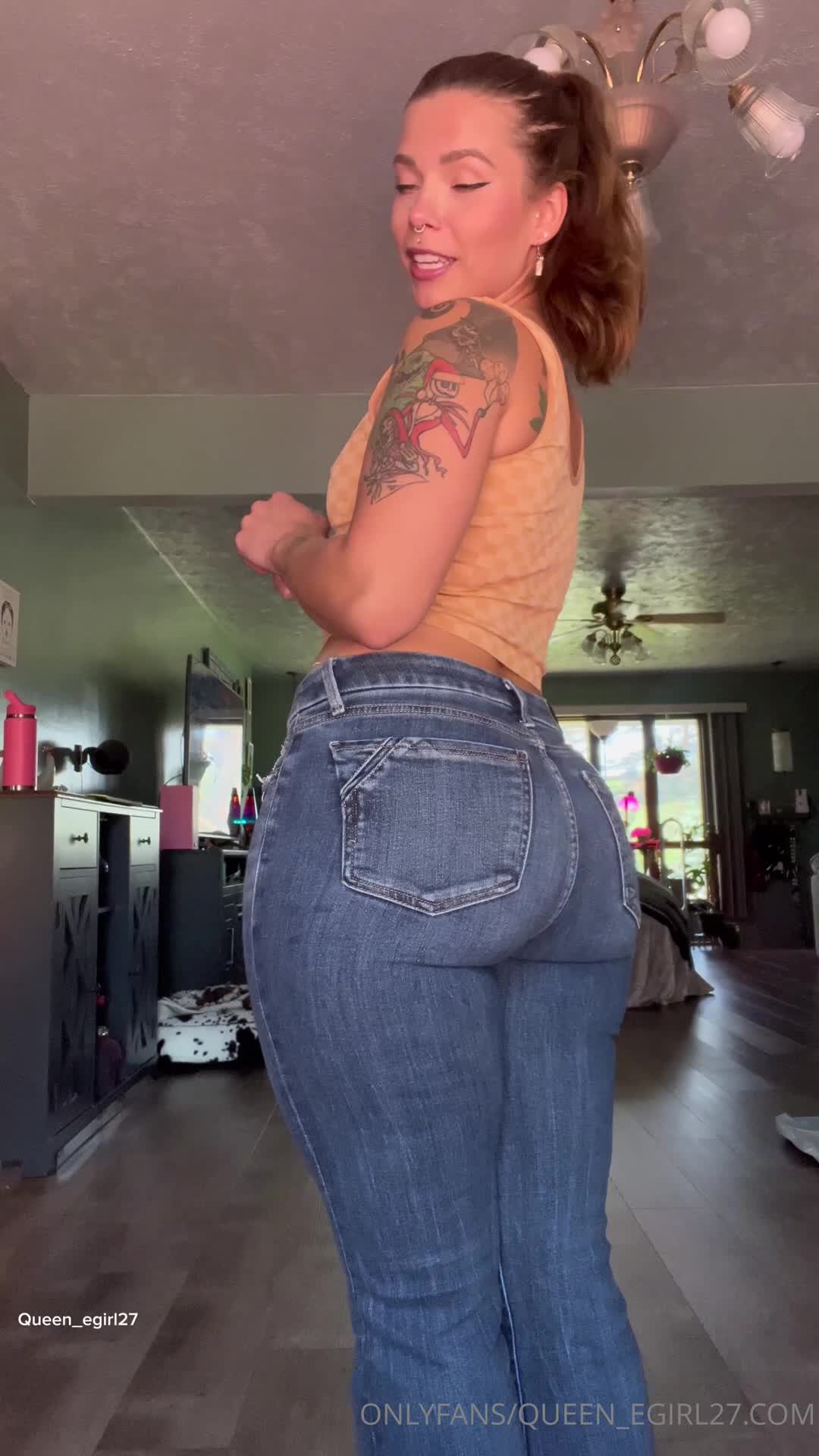 Queen_egirl27 - This is nothing but a sexy slow strip tease