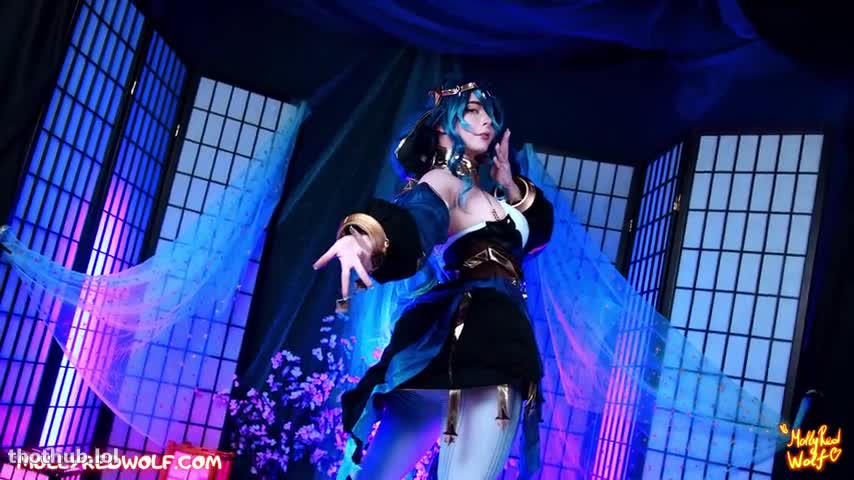 MollyRedWolf: Layla Cosplay and Solo Play