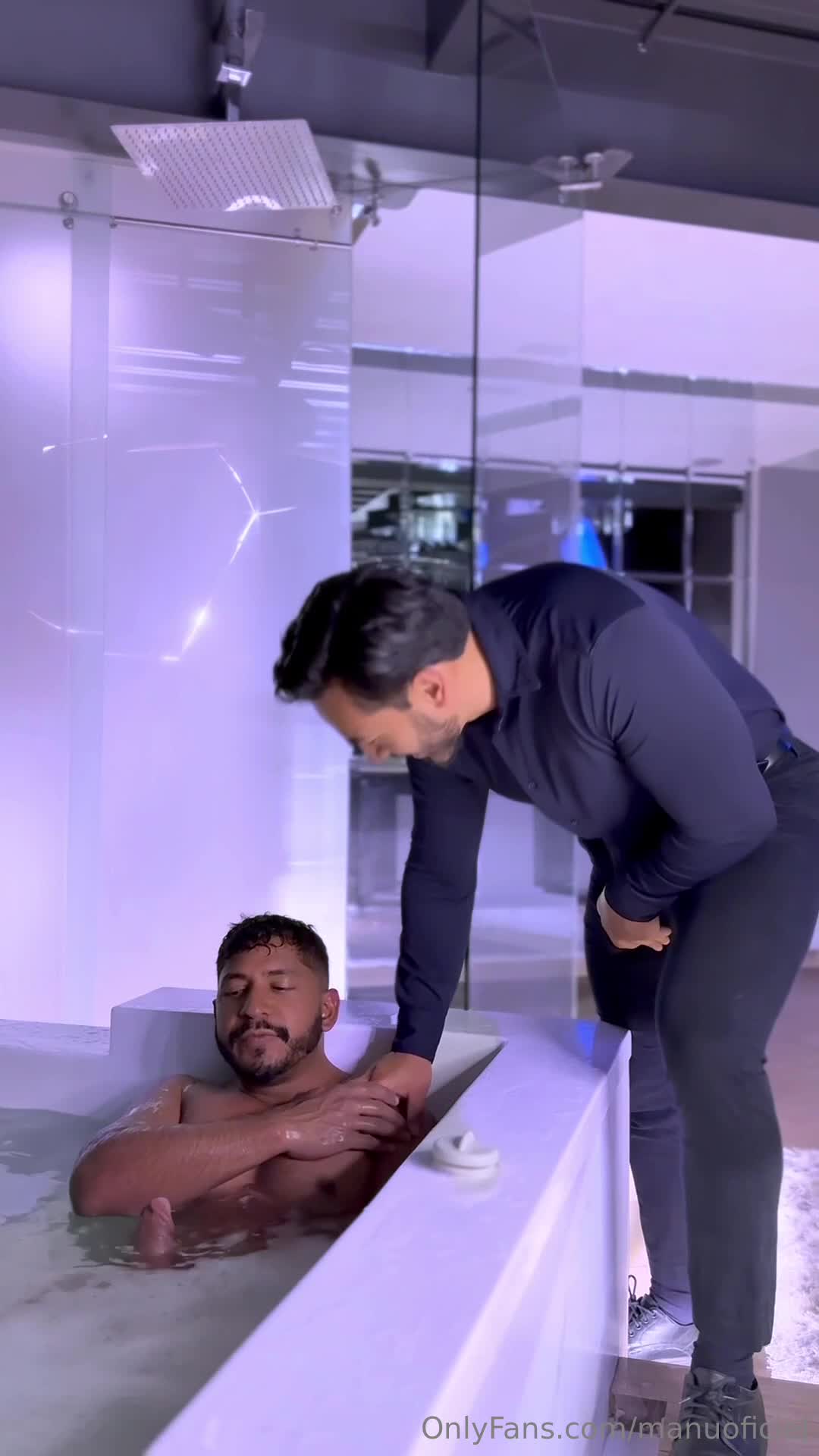 Manuoficial - VIDEO COMPLETO: Estaba espiándome mientras me sacaba la lech..