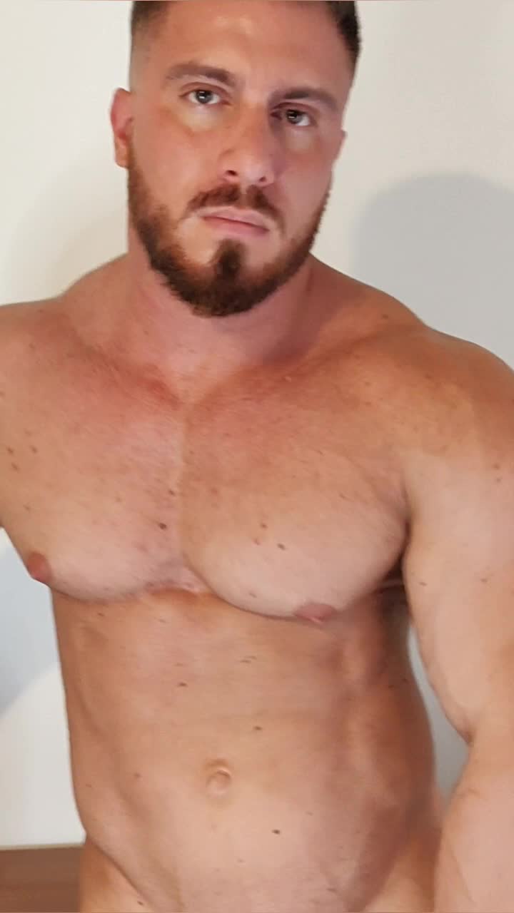 Musclesuniverse - Bodybuilder @big_white_bull completely naked!