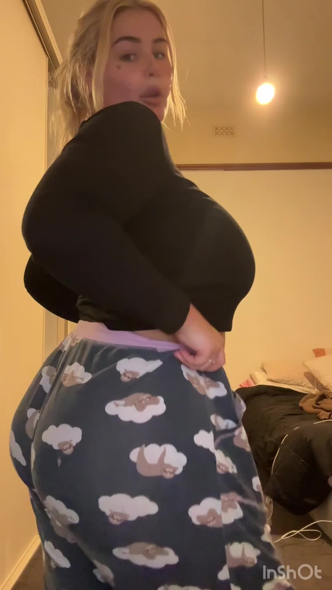 Thefartworld - Bambi a day in the life farts! She farts while talking about..