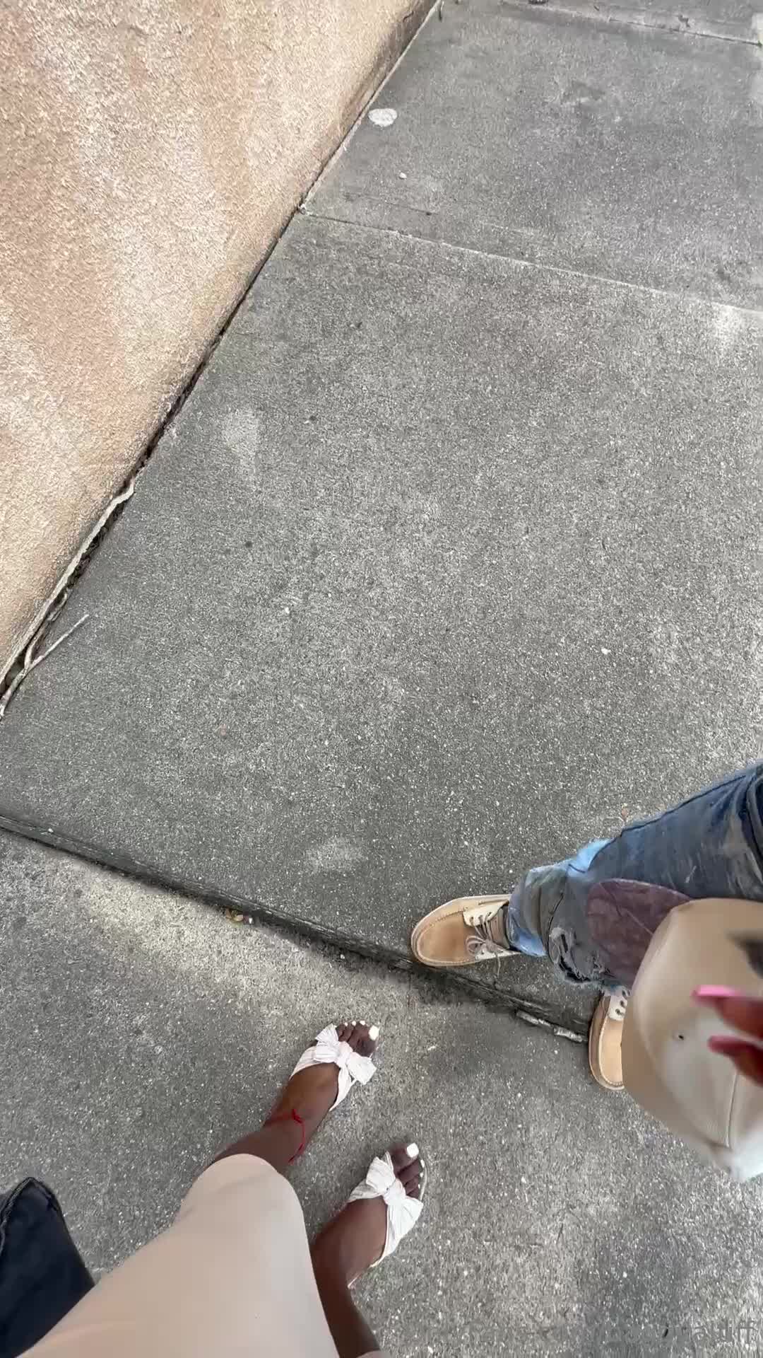 Baggyaltiff - Was walking alone he saw me came after me and I gave him the..