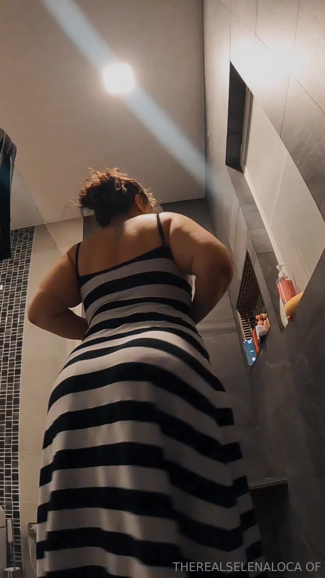 Therealselenaloca - Shower farts before I head out to dinner  better let them r..