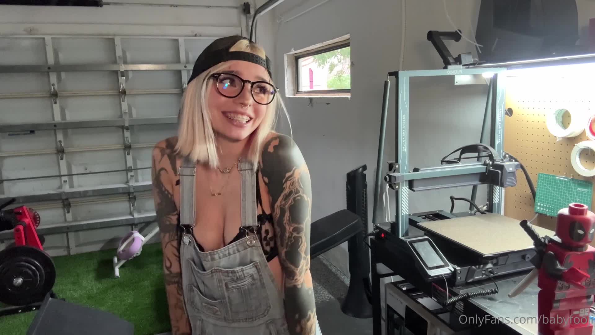 Babyfooji - Tomboy GF shows you her garage and ends up having a twitchy ..