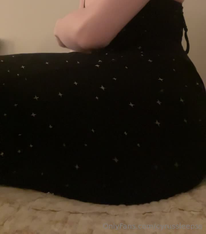 Cyrussleepss - getting ready to plug my hole ^_^… anal toy ppv tonight !!
