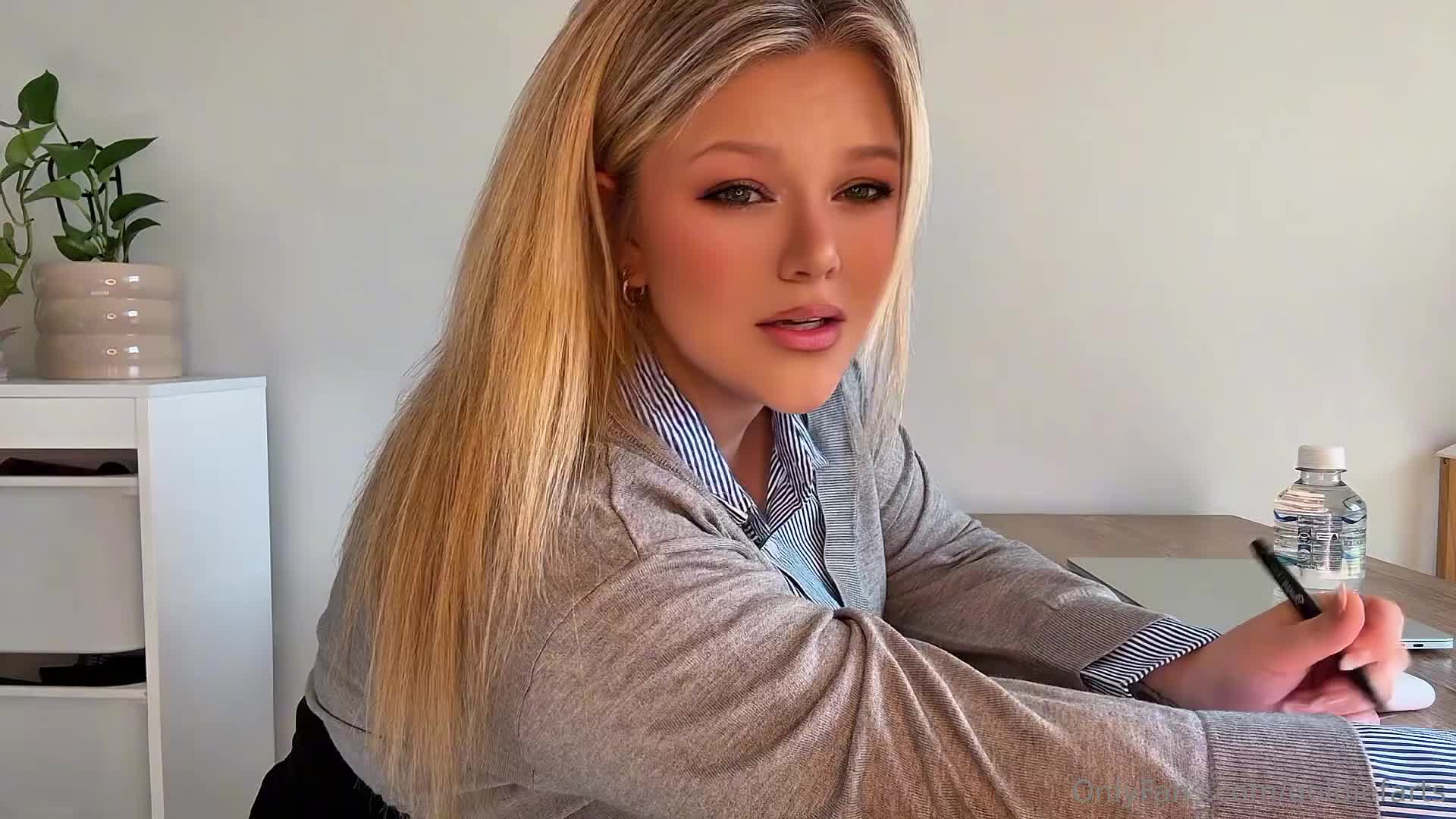 Goldiefarts - I’m stuck in class but I REALLY need to fart