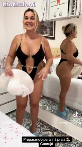 Loira praiana no Tik Tok maiô preto