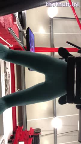 Brook Summers undershot of squats