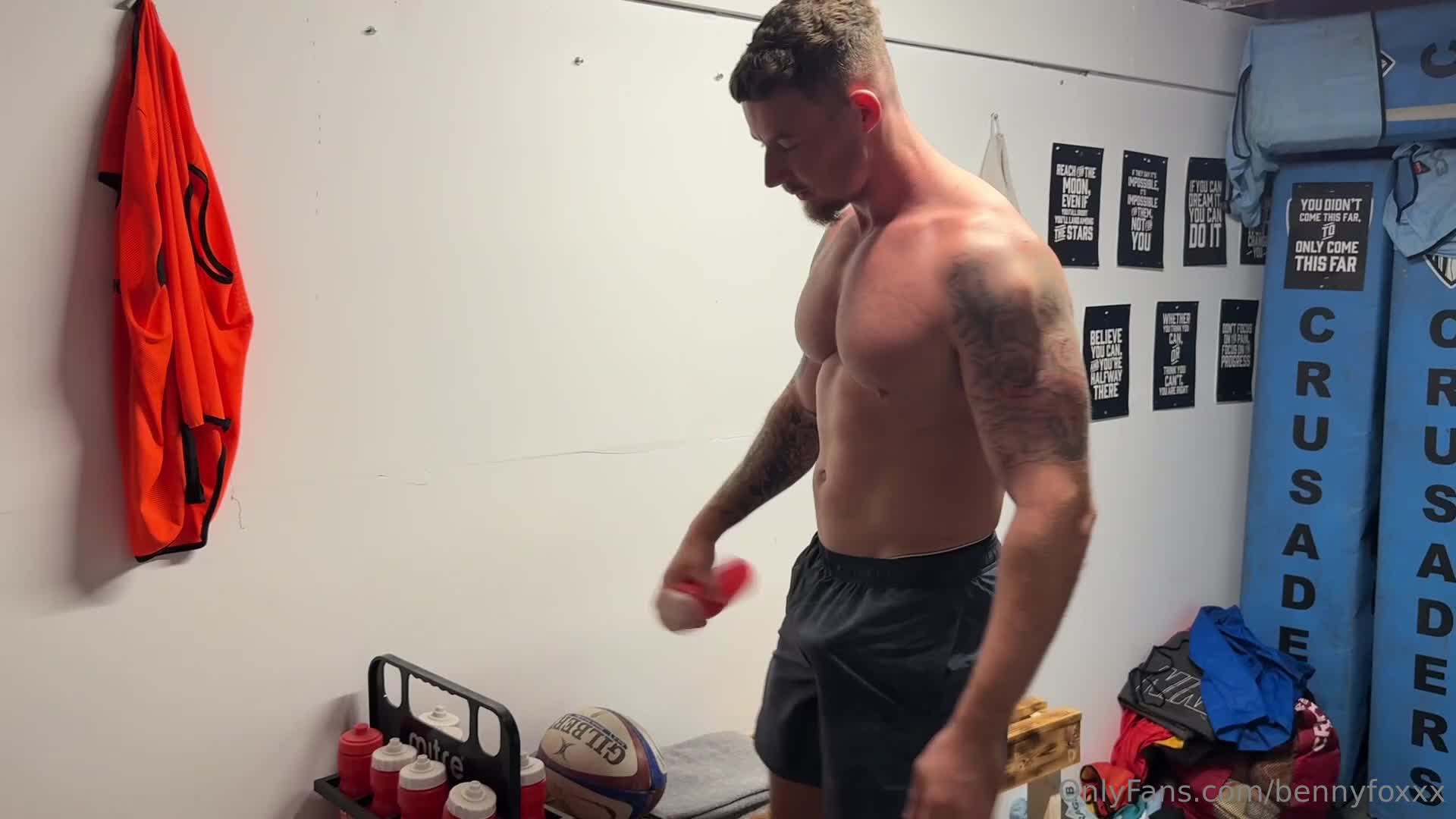 Bennyfoxxx -  HARD TOM RAILS ME IN THE LOCKER ROOM  HARD TOM x BENN..