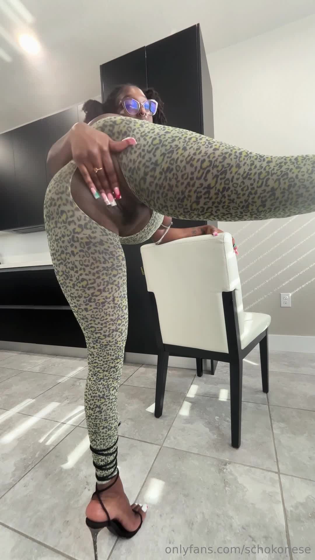 Schokonese - was feeling super sexy in my outfit n heels, started touchin..