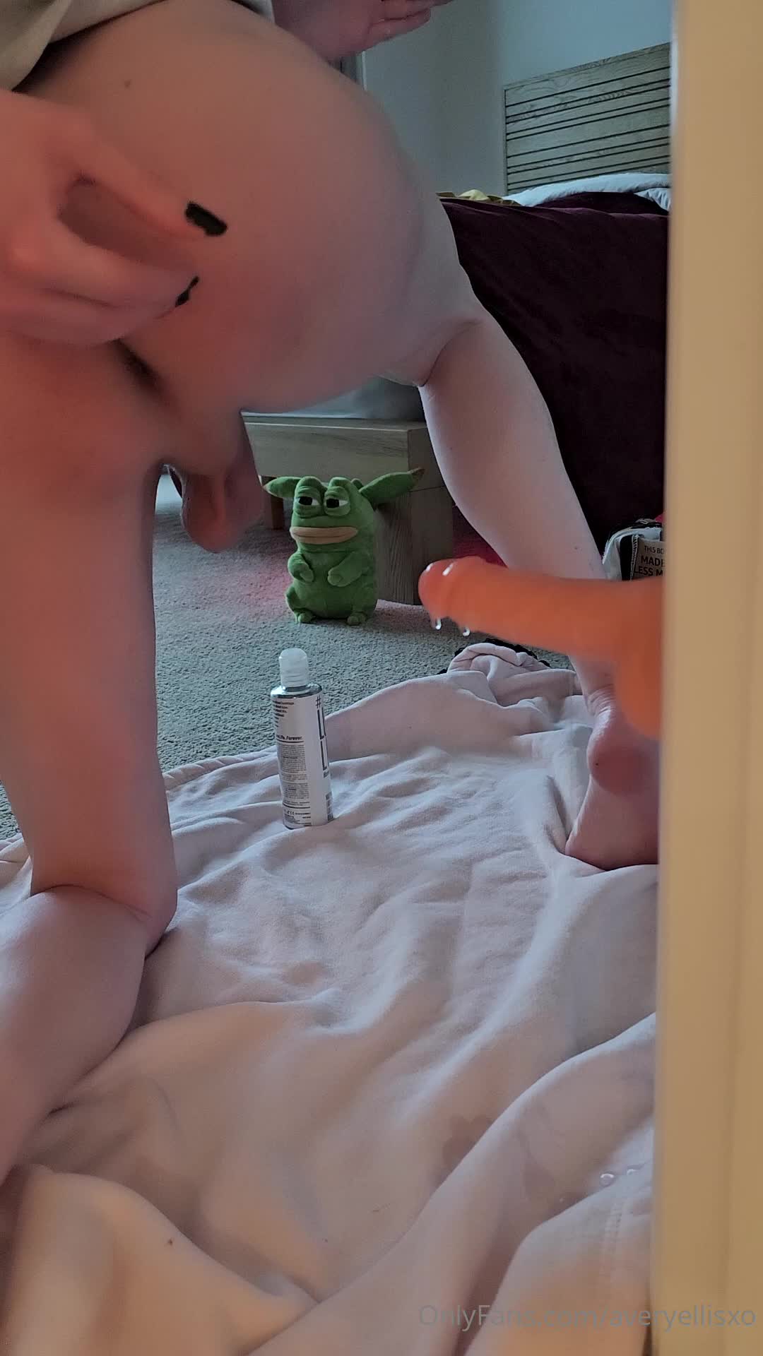 Averyellisxo - RIDING MY DILDO ON THE WALL <33 here's a NEW angle i took to..