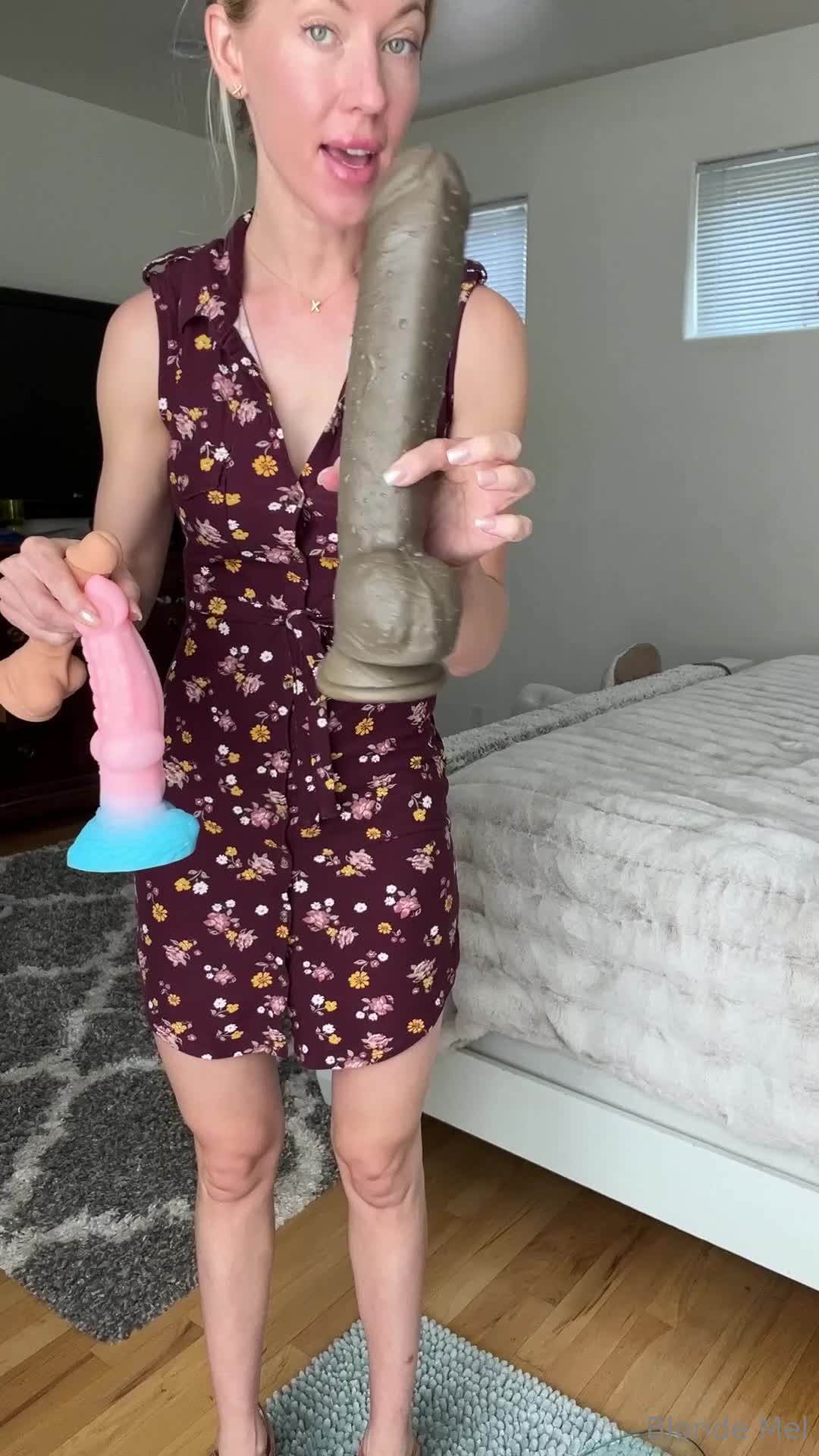 Blondemel - Squirting Sunday! Trying out a few different dildos before I..