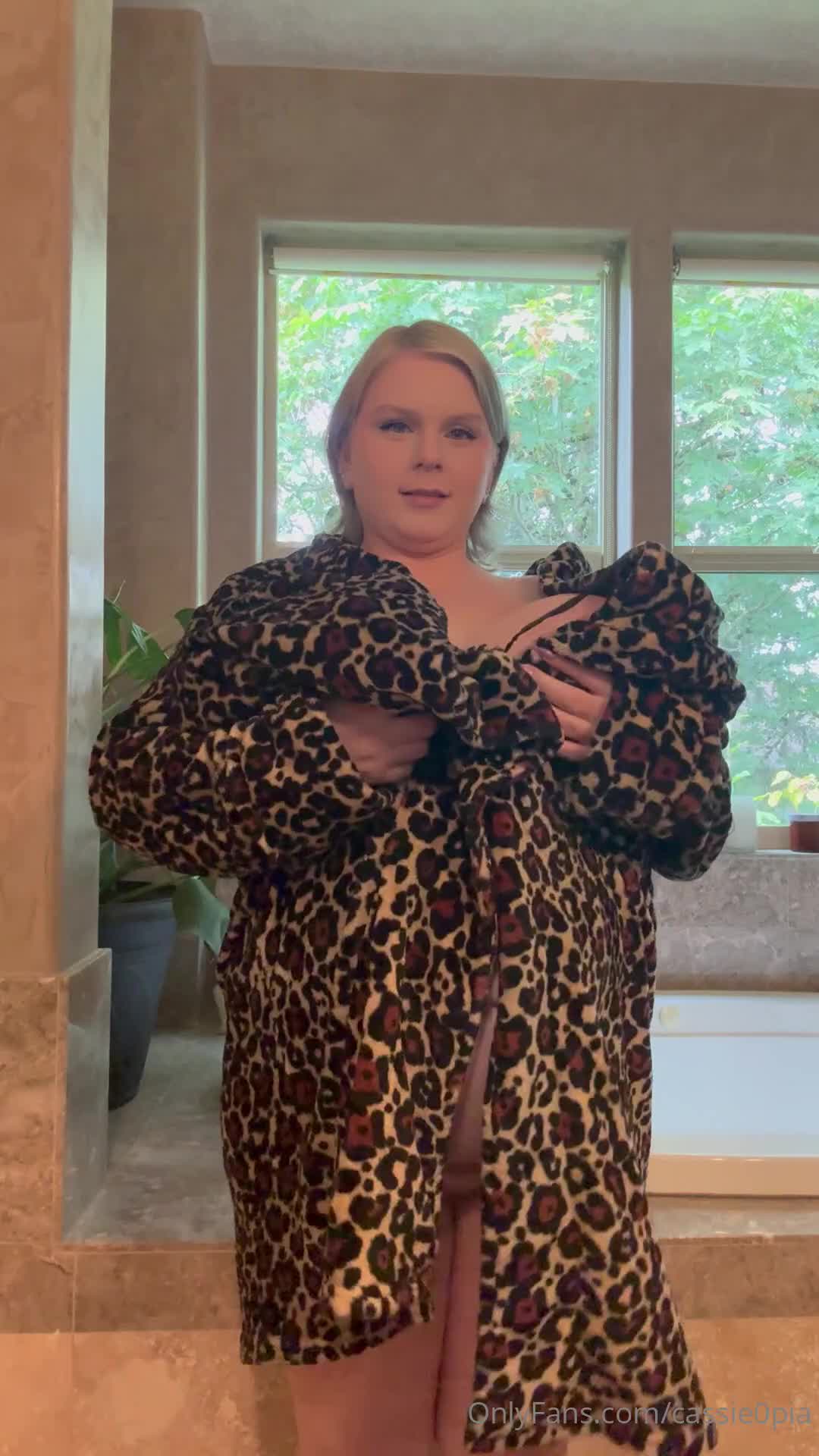 Cassie0pia - Lotion and oil my pregnant belly with me