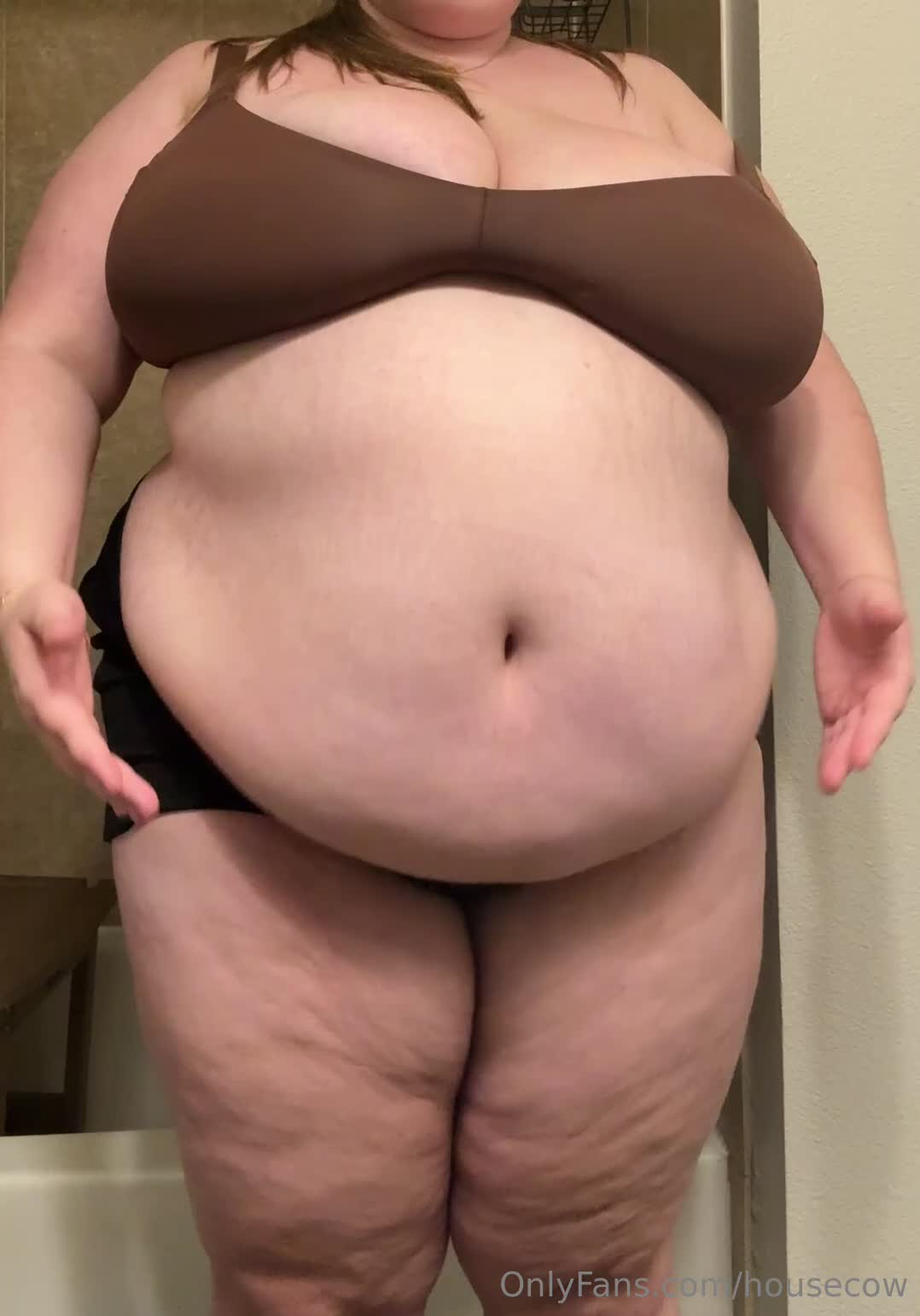 Housecow - so who was gonna tell me i’m getting fat?? fr though. omg. i..