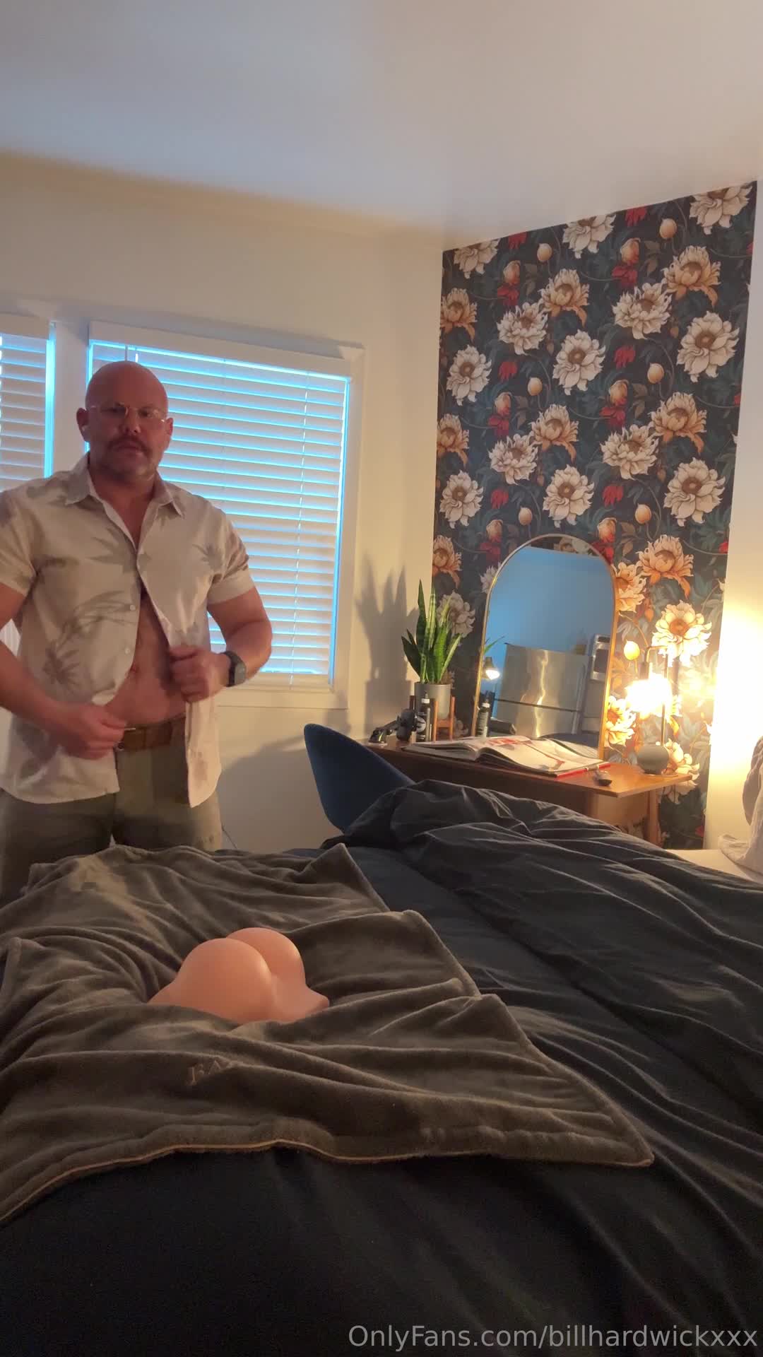 Billhardwickxxx - A HORNY DADDY after work gets what he wants!