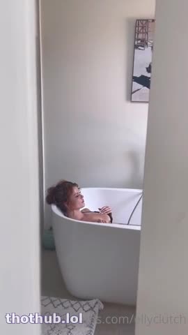 Elly Clutch BJ In The Bathtub