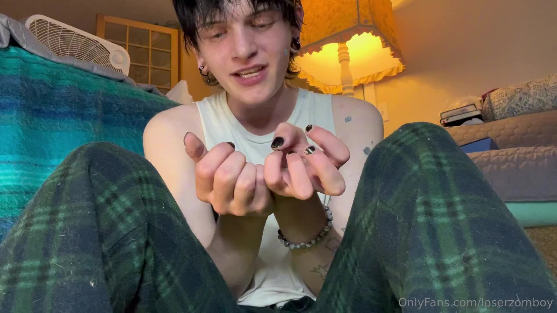 Loserzomboy - stretching open and ga ping my cunt for the first time in ov..