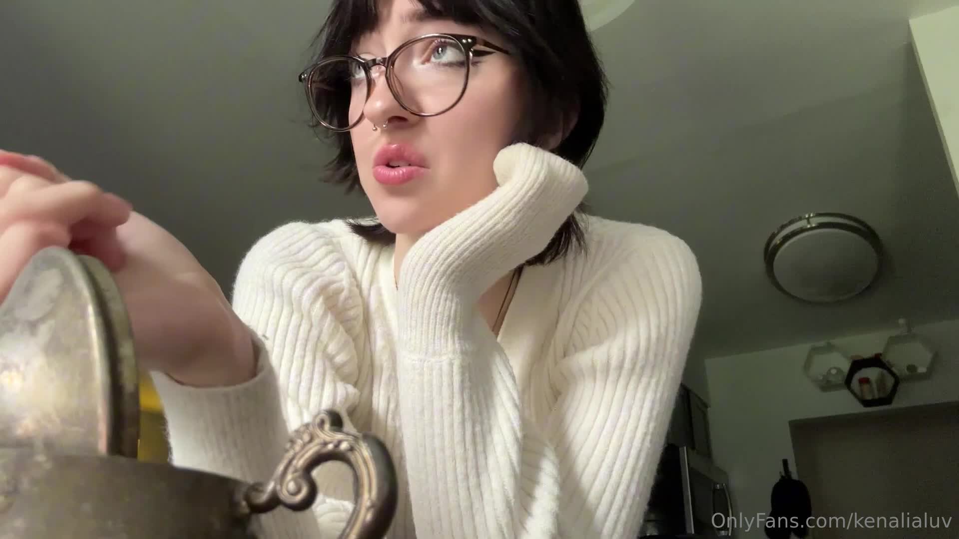 Kenalialuv - new possession vid: im hunting ghosties  once im possessed,..