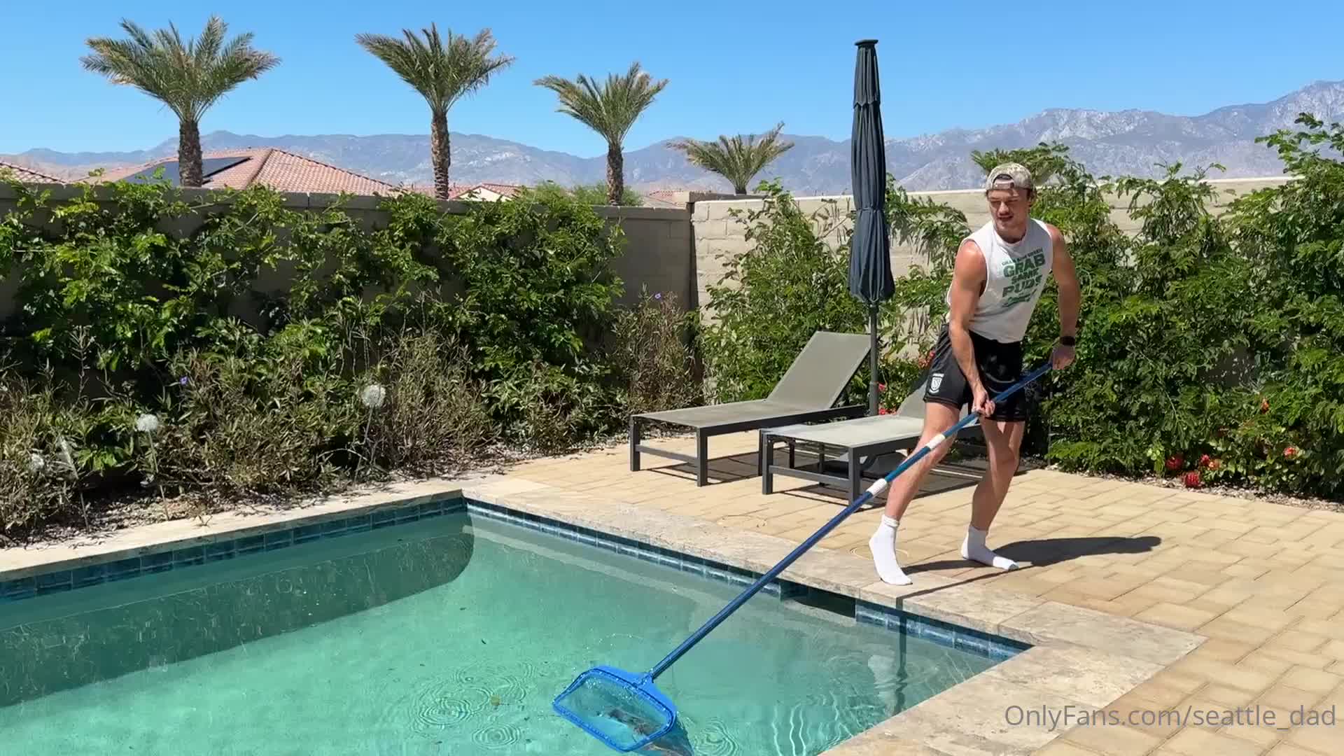 Seattle_dad - SEDUCING THE POOL BOY!It wasn't hard to distract @tatehoskin..