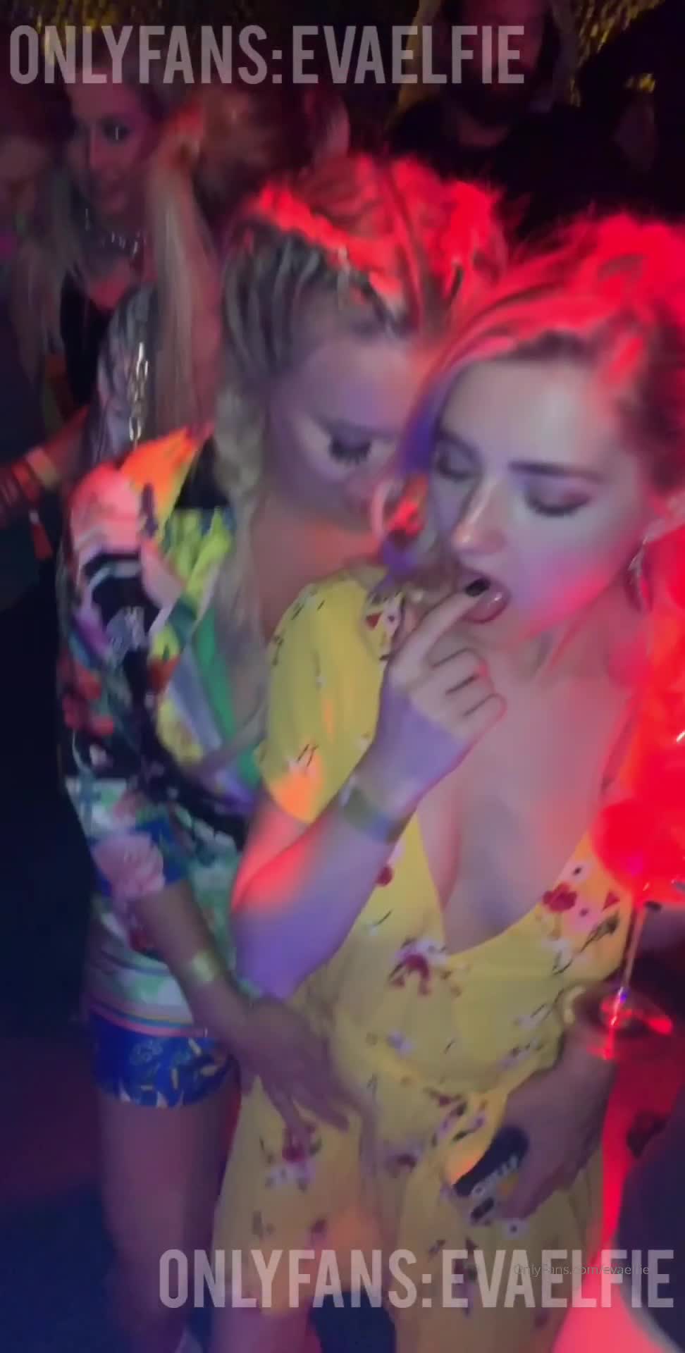Evaelfie - Party soon 
Kissing with @nataliaxstarr