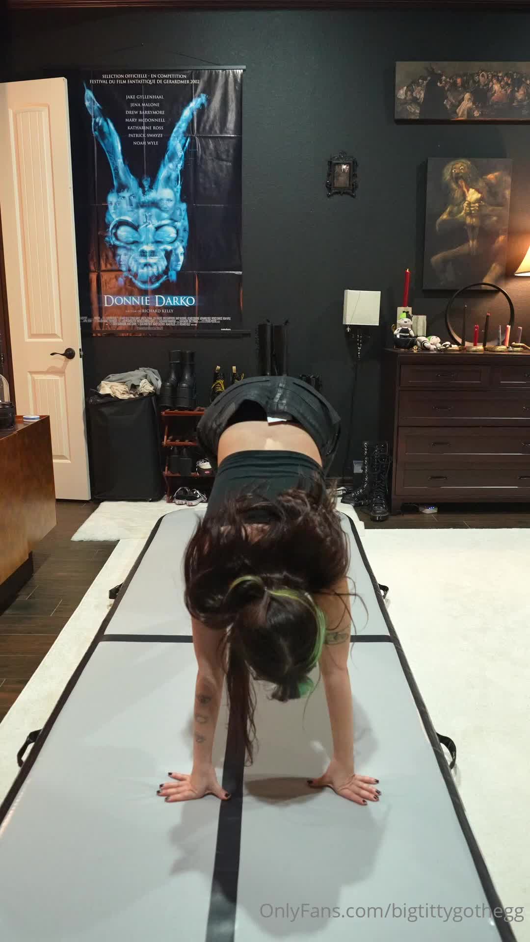 Bigtittygothegg - jumping around bc its itty tuesday!!
