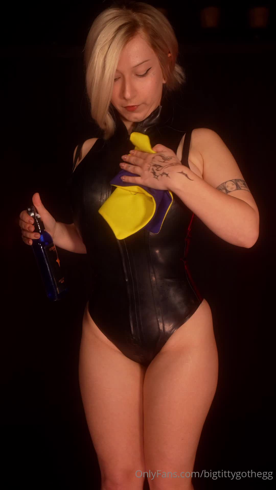 Bigtittygothegg - Oiling myself up, do you like how this latex shows off my bo..