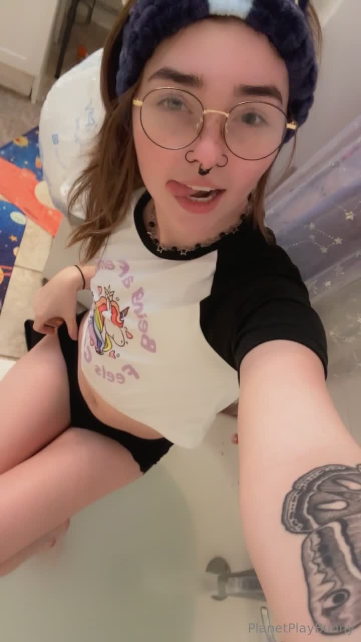Planetplaybunny - Bout to do my feet ft. My new bluey headband lol