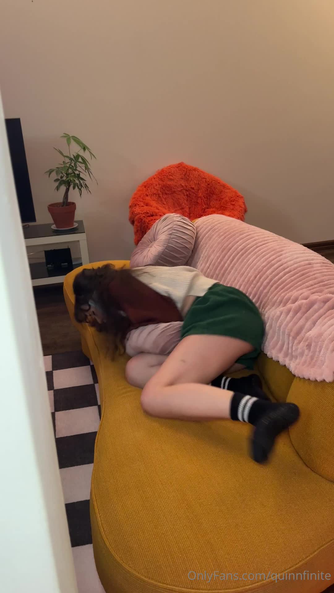 Quinnfinite - hope u wanted to perv out to me dry humping my couch pillow ..